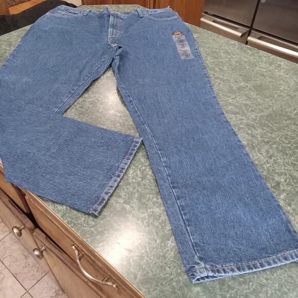Lee Relaxed Fit Straight Leg Mid Rise Med Wash Womens Blue Jeans Plus Sz 18 NWT - Picture 1 of 14